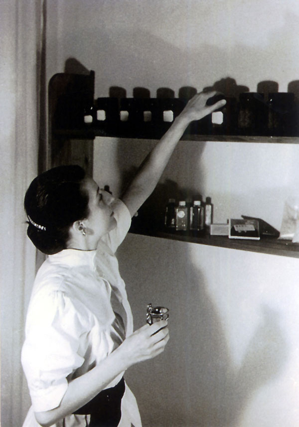 Elisabeth-Sigmund-in-ihrem-Kosmetiksalon-in-Stockholm-1954
