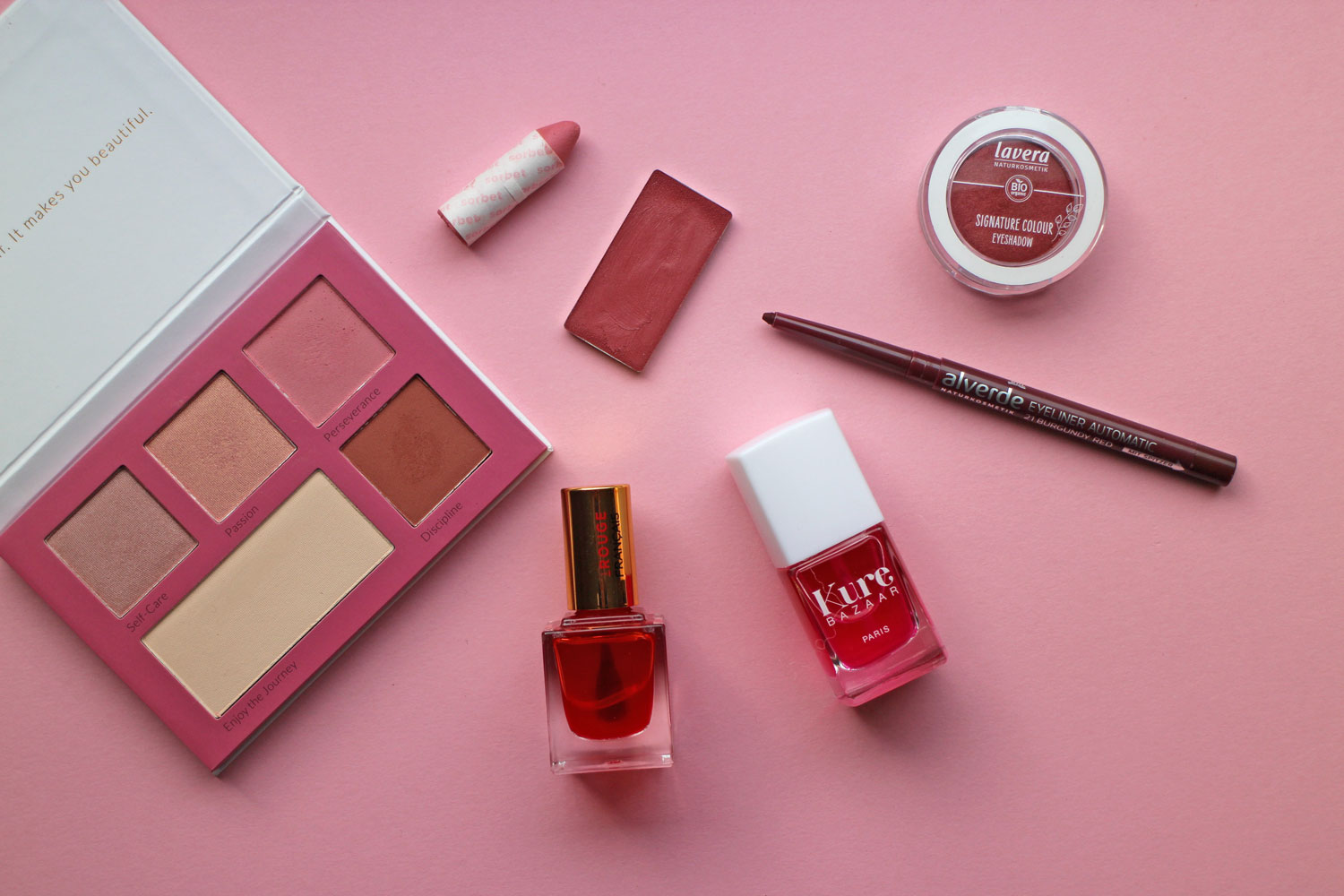Rosa und rotes Augenmakeup Nagellack Beauty Briefing 2022